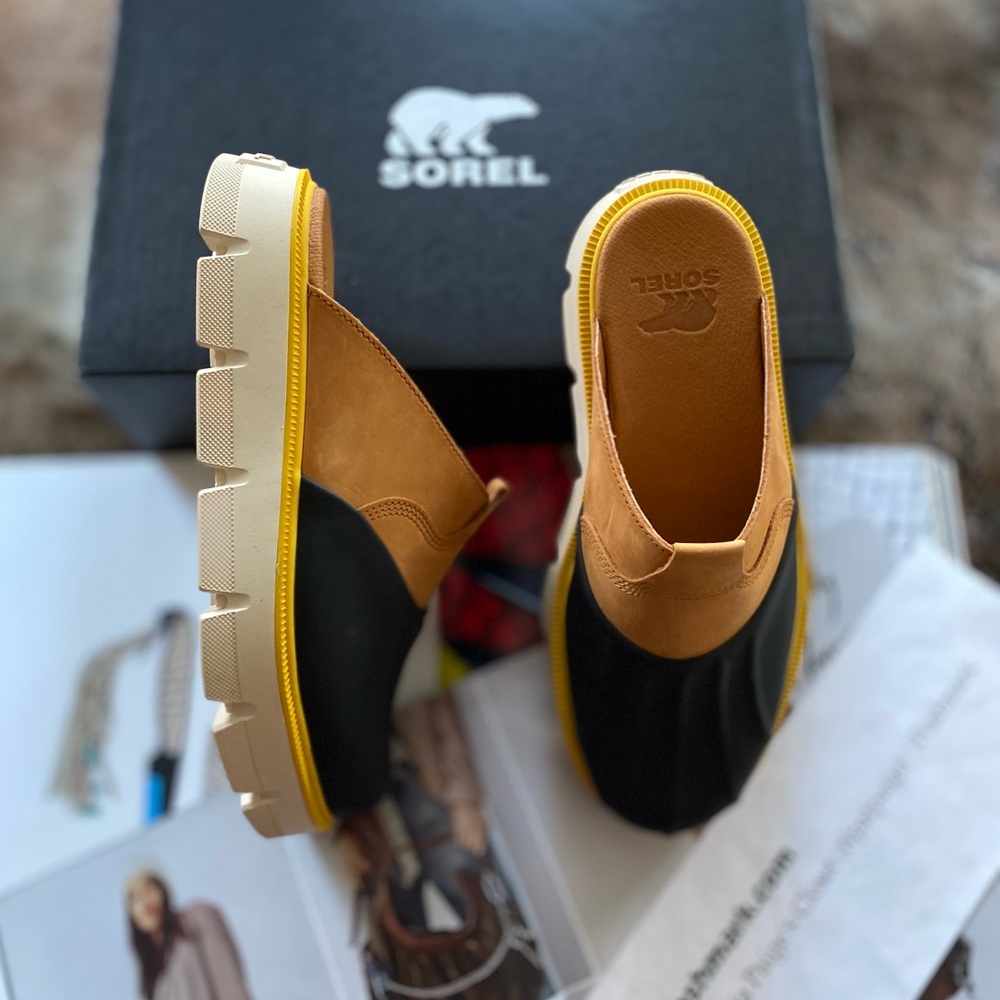 Sorel Two-Tone Black and Tan Mule Clogs with Yellow Trim - Picture 5 of 16